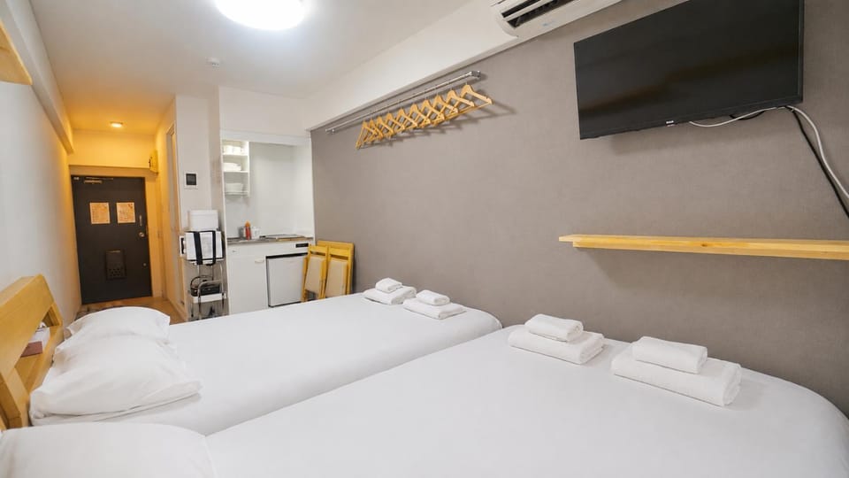 Bed, TV and multimedia, Photo of the whole room, Bedroom, towels, air conditioner