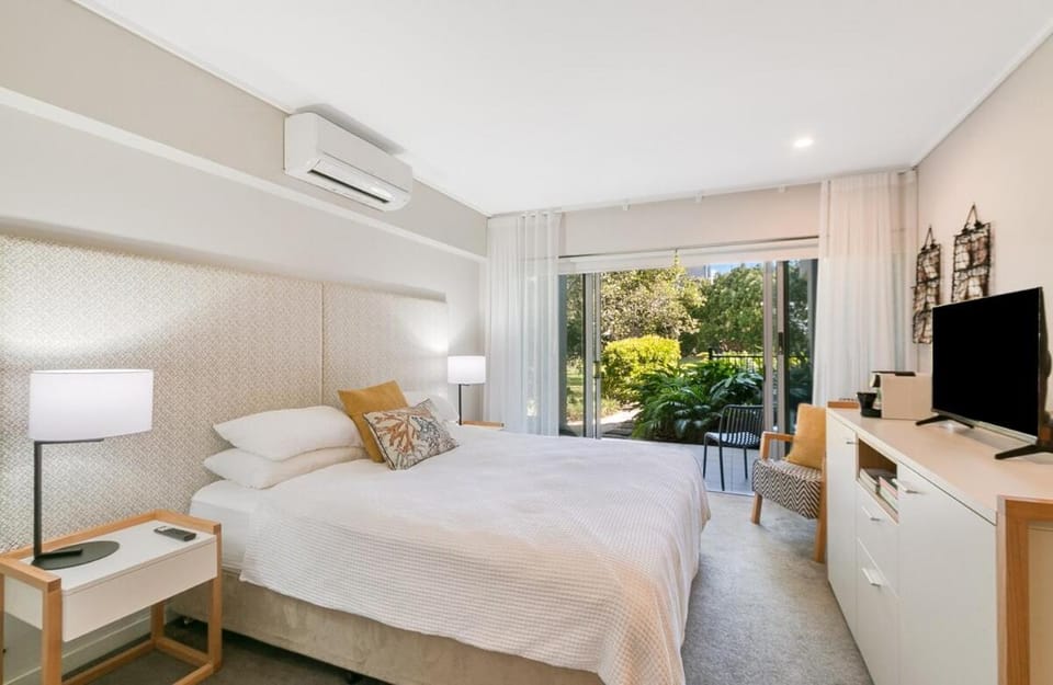 Bed, TV and multimedia, Photo of the whole room, air conditioner