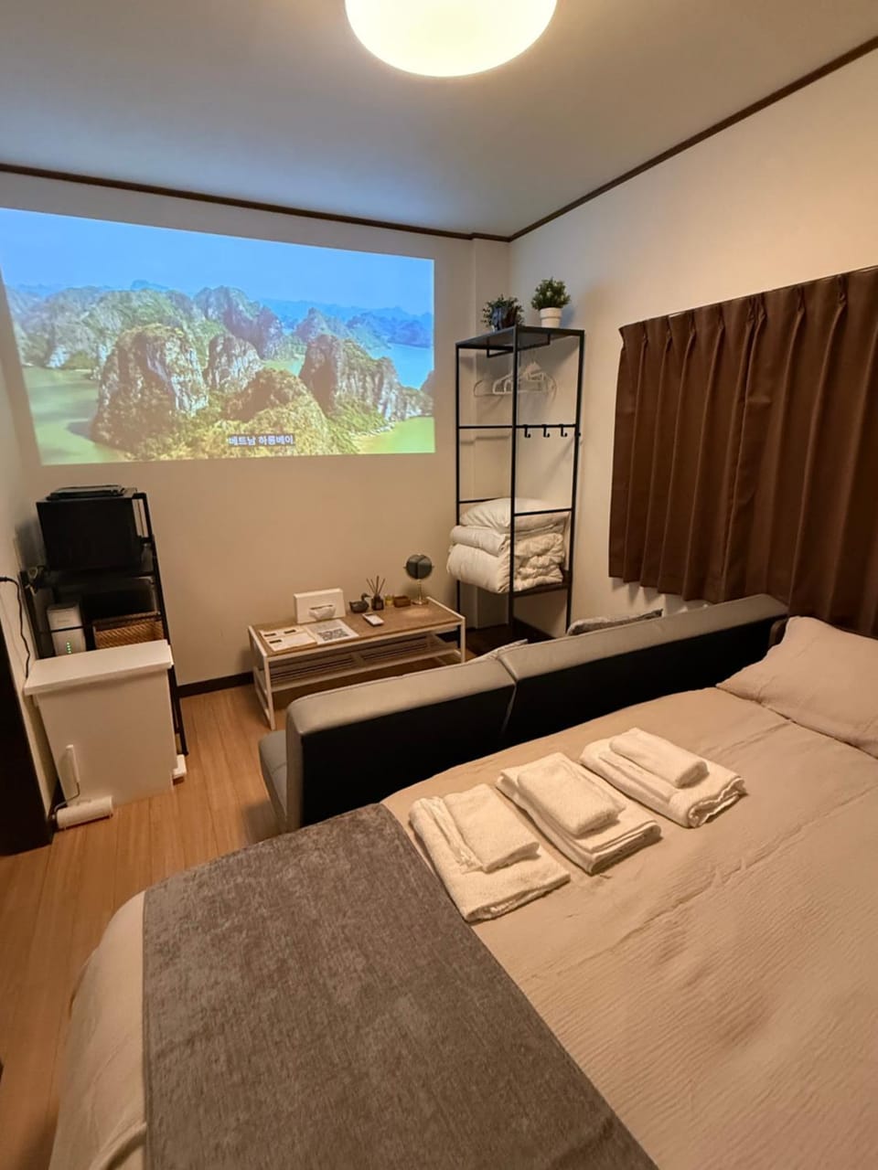 Bed, TV and multimedia, Photo of the whole room, Bedroom, towels