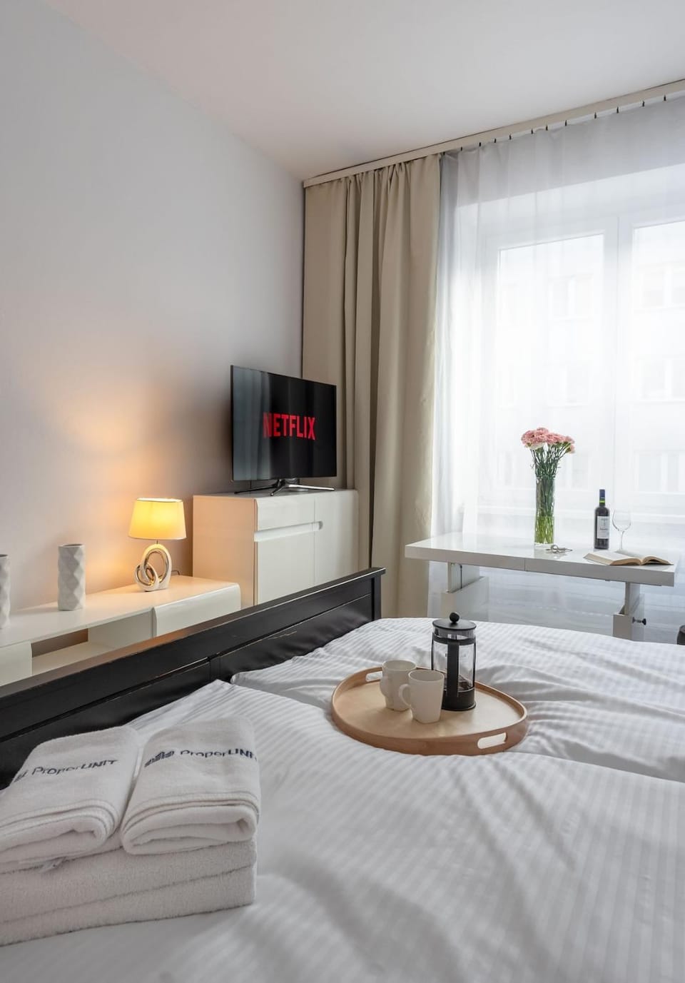 Bed, TV and multimedia, Photo of the whole room, Bedroom, towels