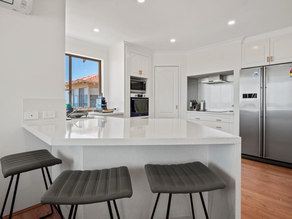 Kitchen or kitchenette, Dining area, dishwasher, oven