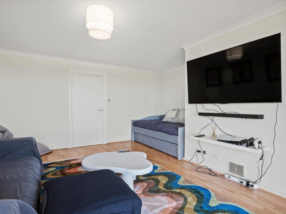 TV and multimedia, Seating area, Bedroom