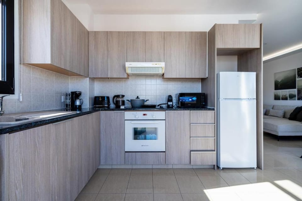 Coffee/tea facilities, microwave, oven, stove, toaster, kitchen