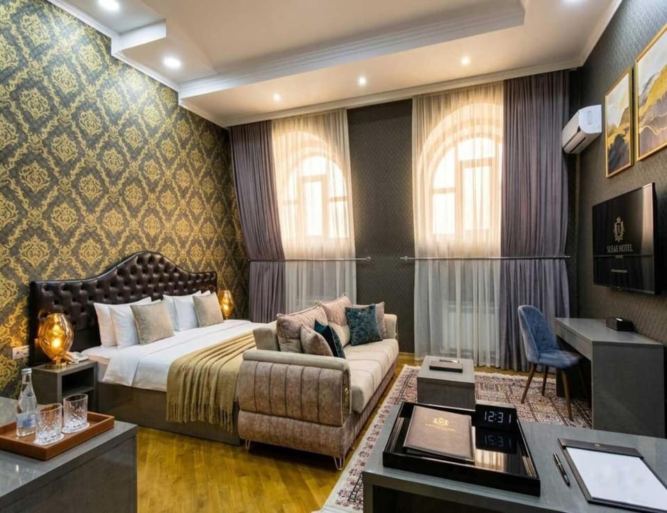 Bed, TV and multimedia, Seating area, Bedroom