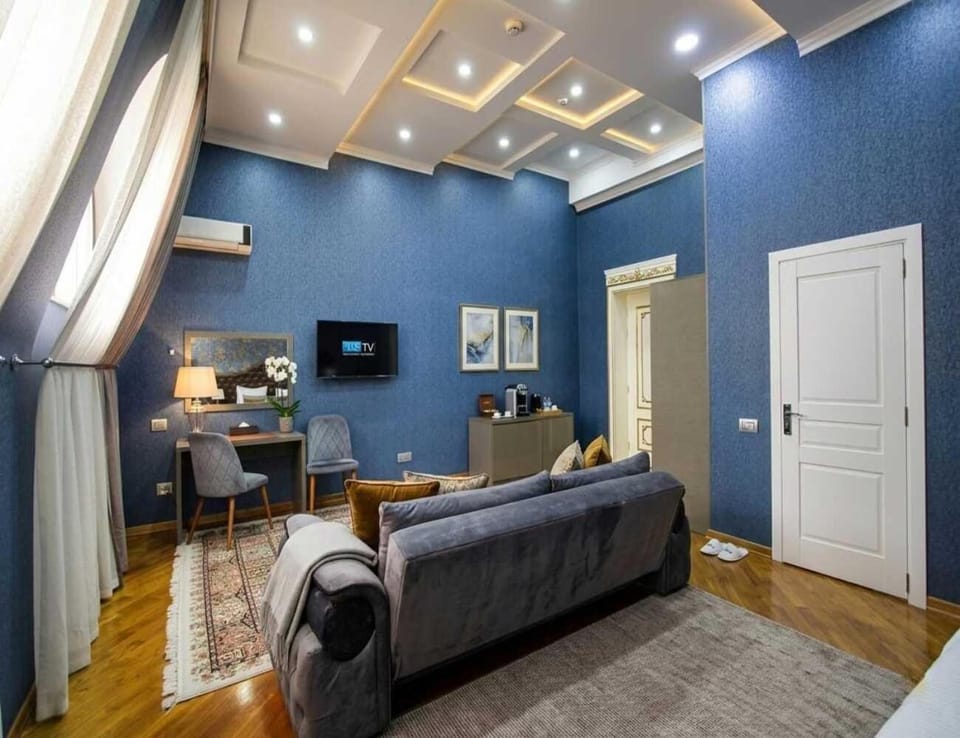 Bed, TV and multimedia, Seating area, Bedroom, air conditioner