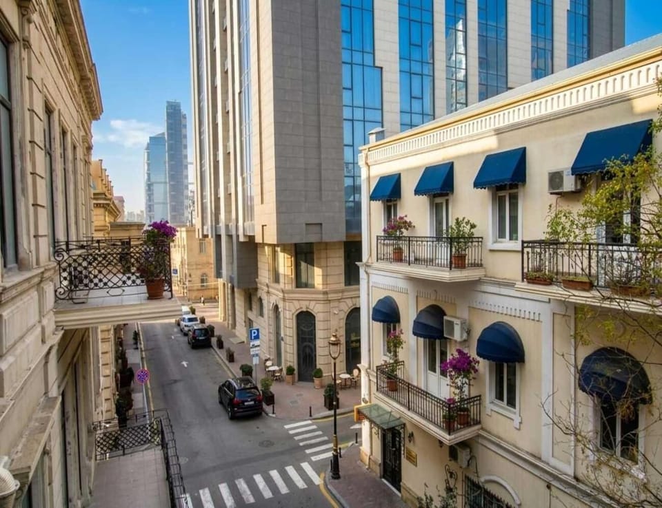 Property building, Day, Neighbourhood, City view, Street view, Location, Parking