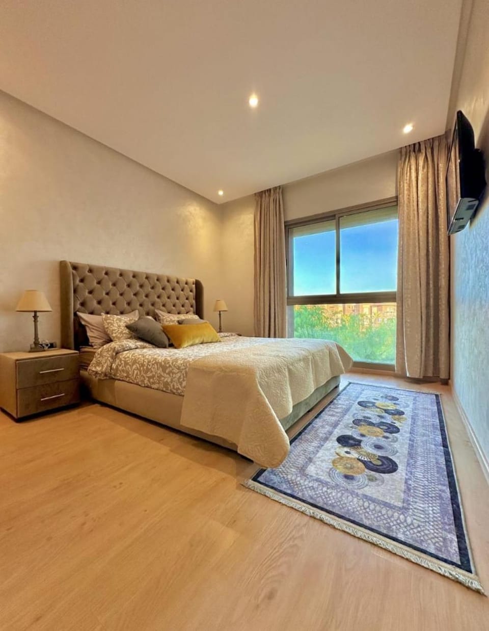Bed, TV and multimedia, Photo of the whole room, Bedroom