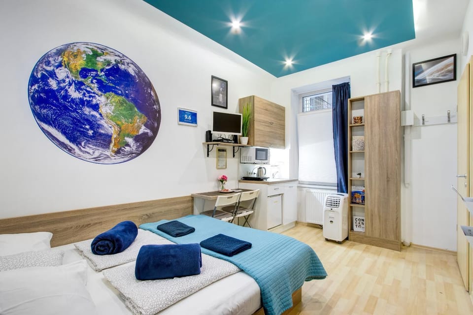 Bed, Kitchen or kitchenette, Photo of the whole room, Dining area