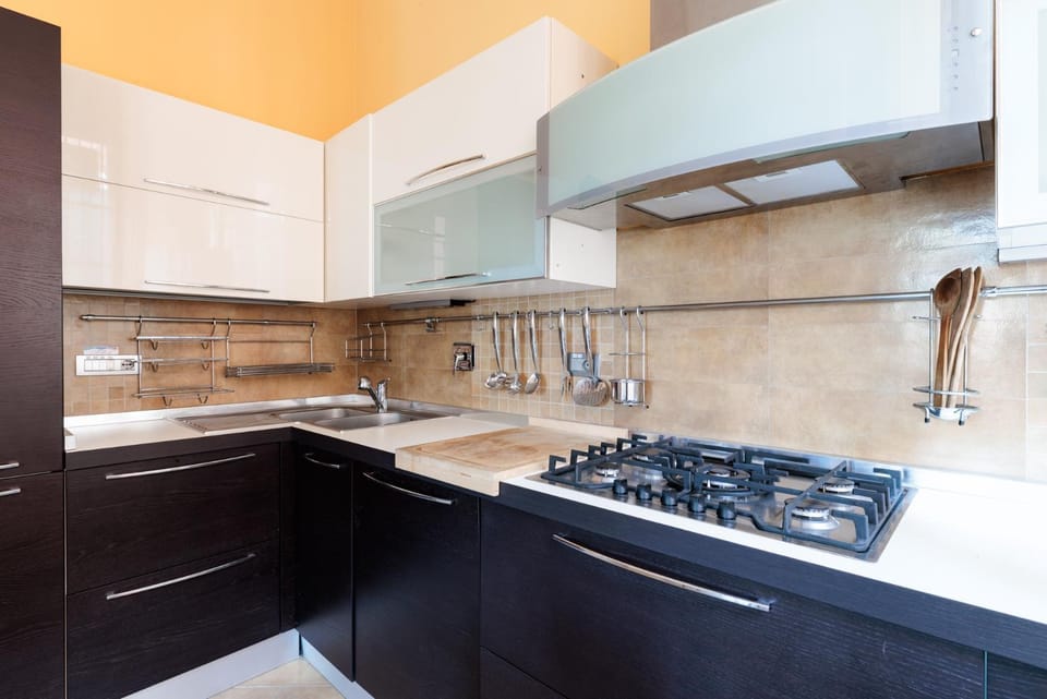 Kitchen or kitchenette, dishwasher, stove