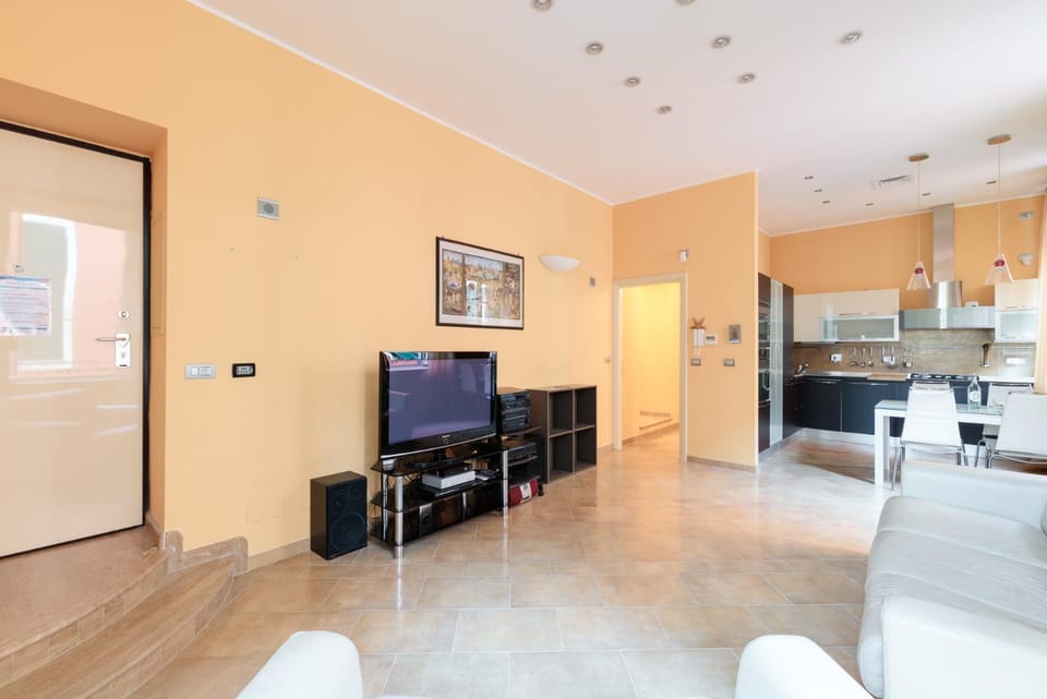 TV and multimedia, Kitchen or kitchenette, Living room, Seating area, Dining area