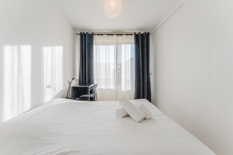 Photo of the whole room, Bedroom