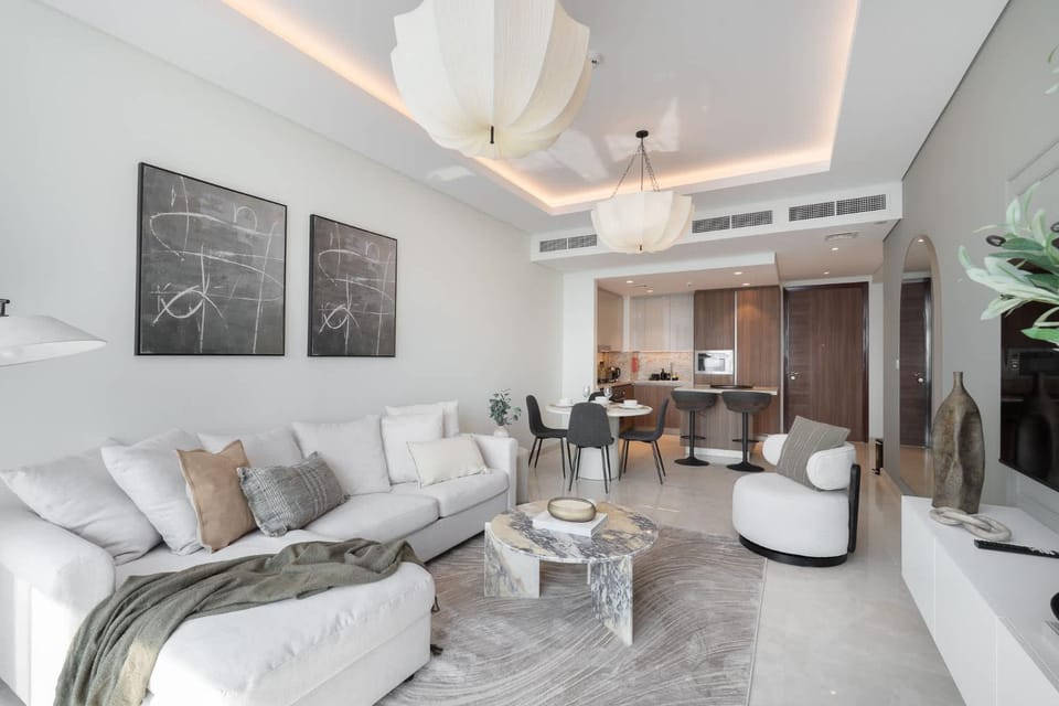 Free housekeeping visits during your stay - StayShort - Luxury 3-Bedroom Downtown Dubai Retreat with Balcony & Skyline Views Apartment in Dubai