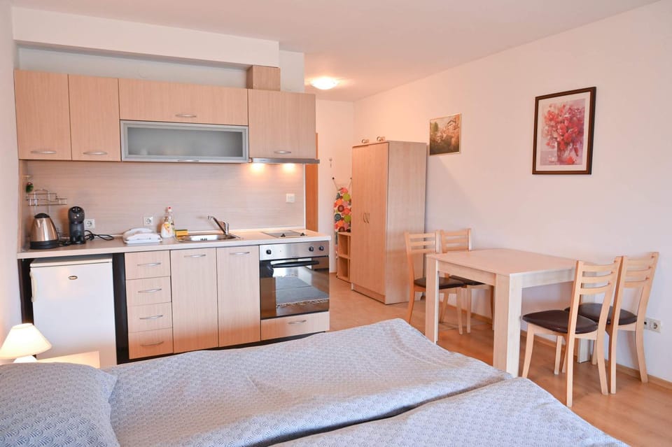 Bed, Coffee/tea facilities, Kitchen or kitchenette, Living room, Seating area, Dining area, Bedroom, oven, stove