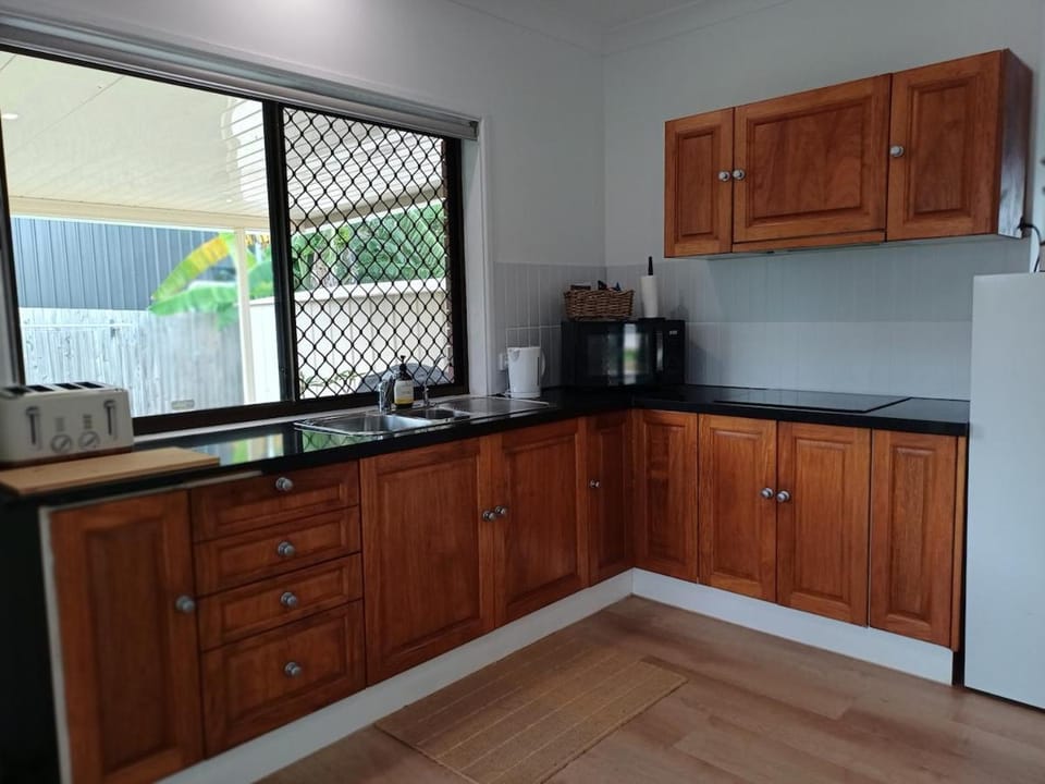 Coffee/tea facilities, Kitchen or kitchenette, Garden view, stove