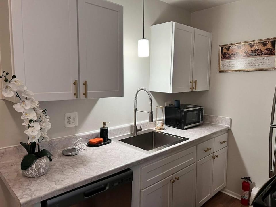 The Porchlight retreat Apartment in Farmington Hills