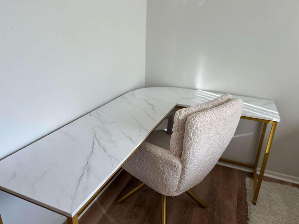 The Porchlight retreat Apartment in Farmington Hills