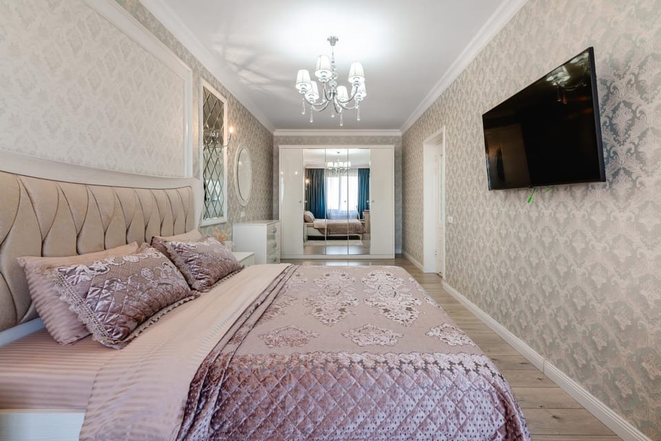 Bed, TV and multimedia, Bedroom