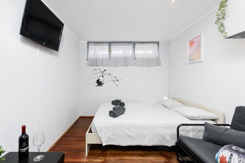 Bed, Living room, towels