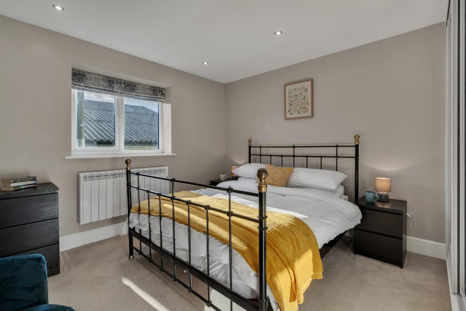 Photo of the whole room, Bedroom, heating