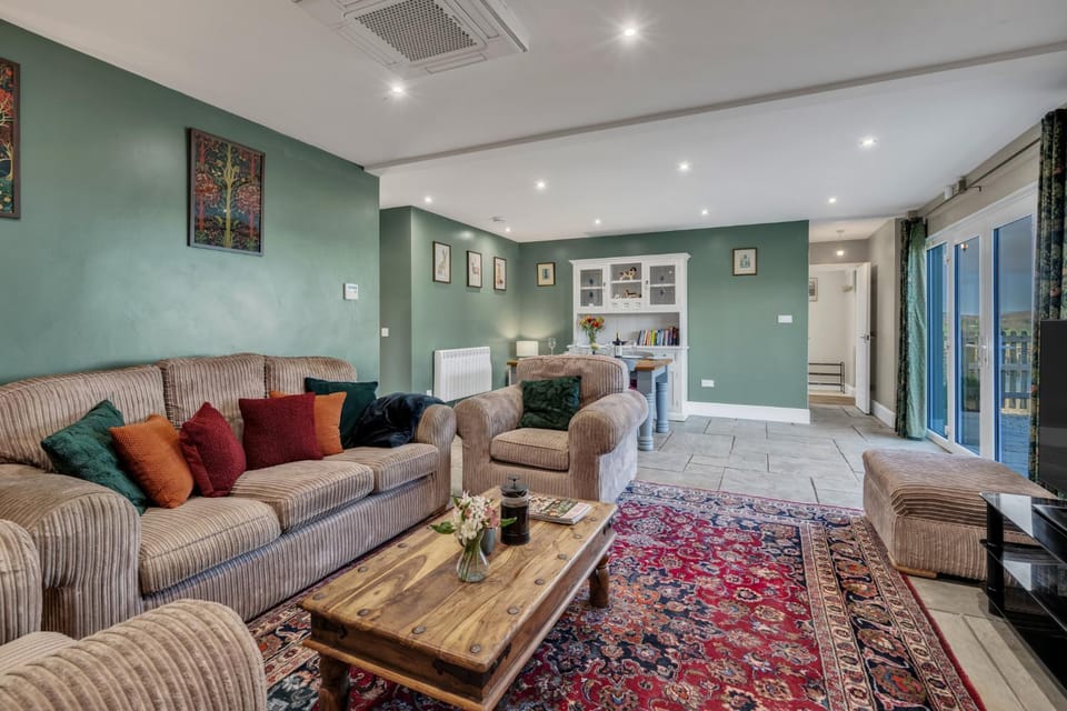 TV and multimedia, Living room, Seating area, Dining area