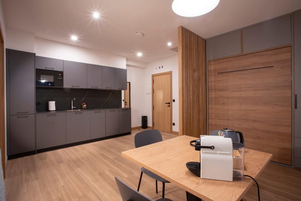 Bed, Kitchen or kitchenette, Dining area