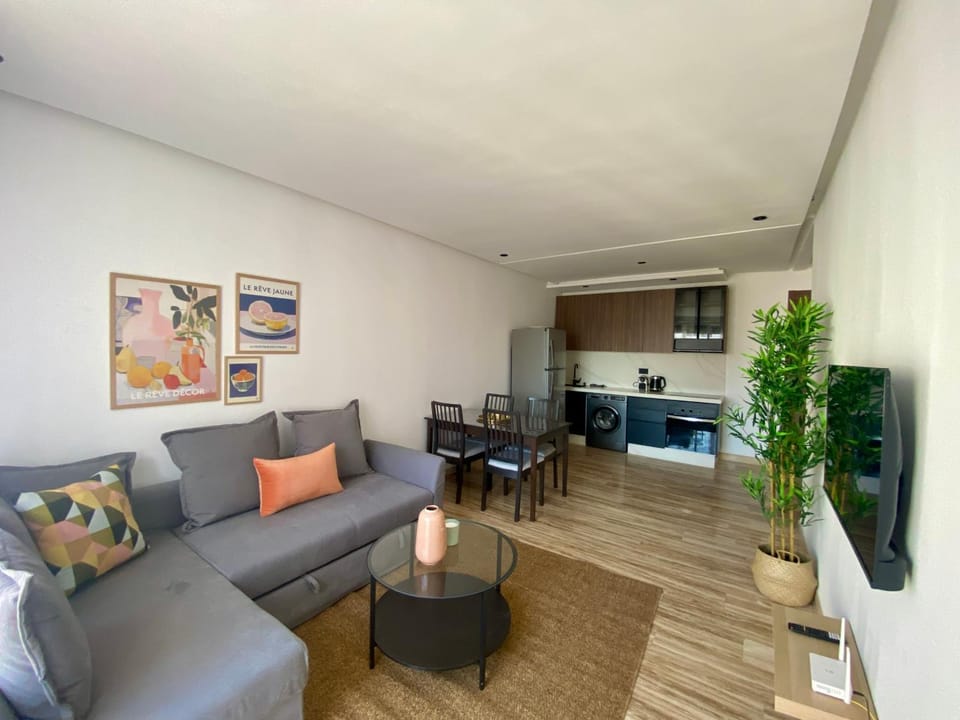 TV and multimedia, Kitchen or kitchenette, Living room, Seating area, Dining area