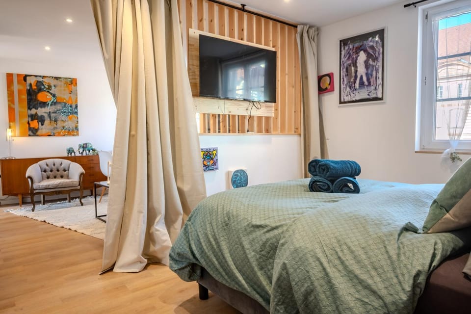 Bed, TV and multimedia, Living room, Photo of the whole room, Seating area, Bedroom