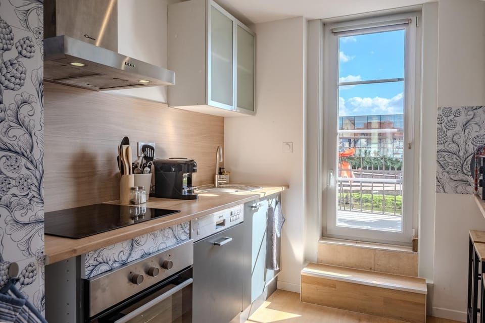 Coffee/tea facilities, Kitchen or kitchenette, stove