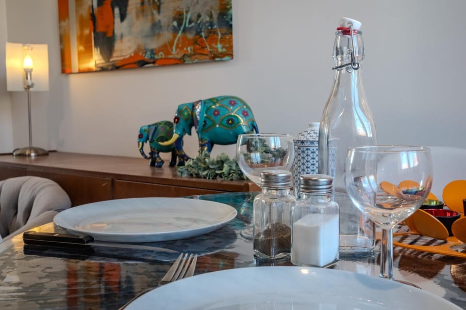 Food and drinks, Seating area, Dining area