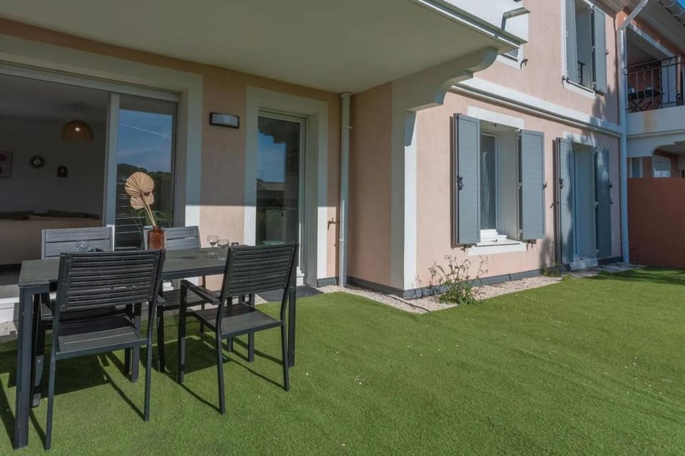 Modern apartment for 4 with private garden Apartment in Roquebrune-sur-Argens
