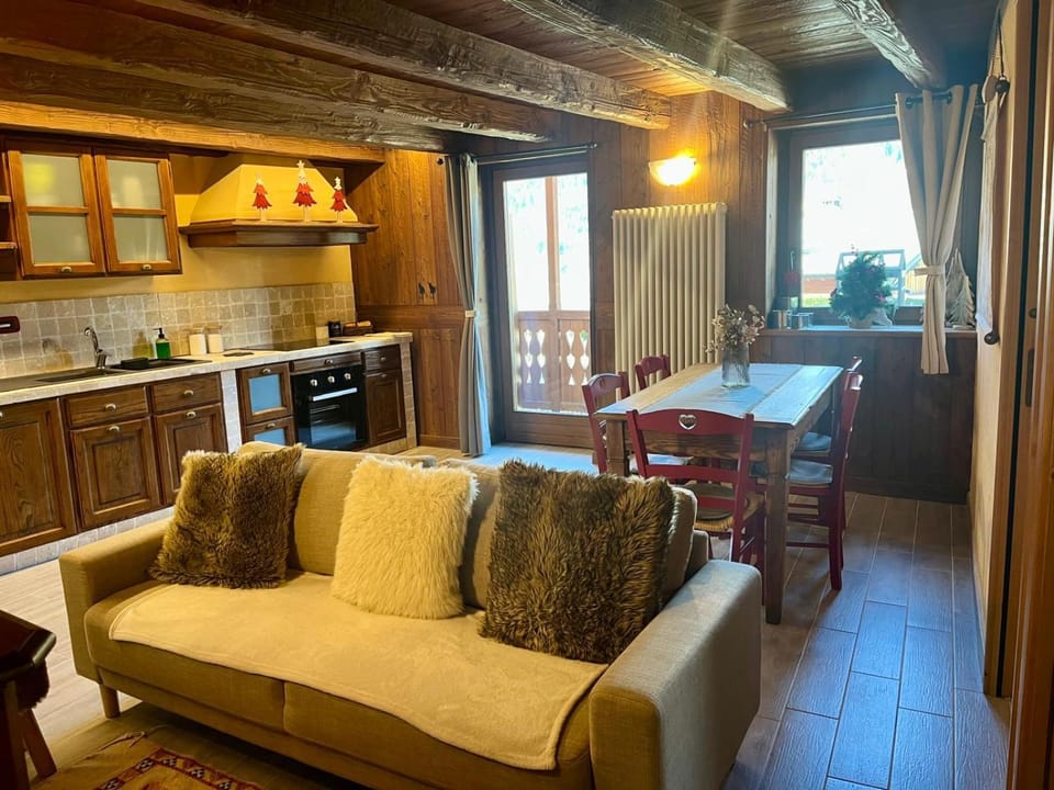 Kitchen or kitchenette, Living room, Seating area, Dining area, oven, stove