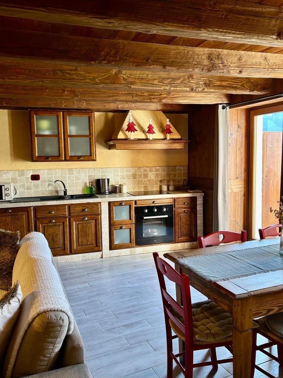 Kitchen or kitchenette, Dining area