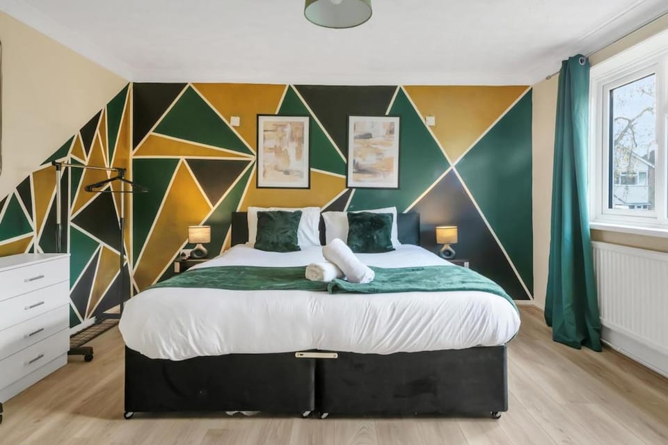 Decorative detail, Bedroom, towels, wardrobe