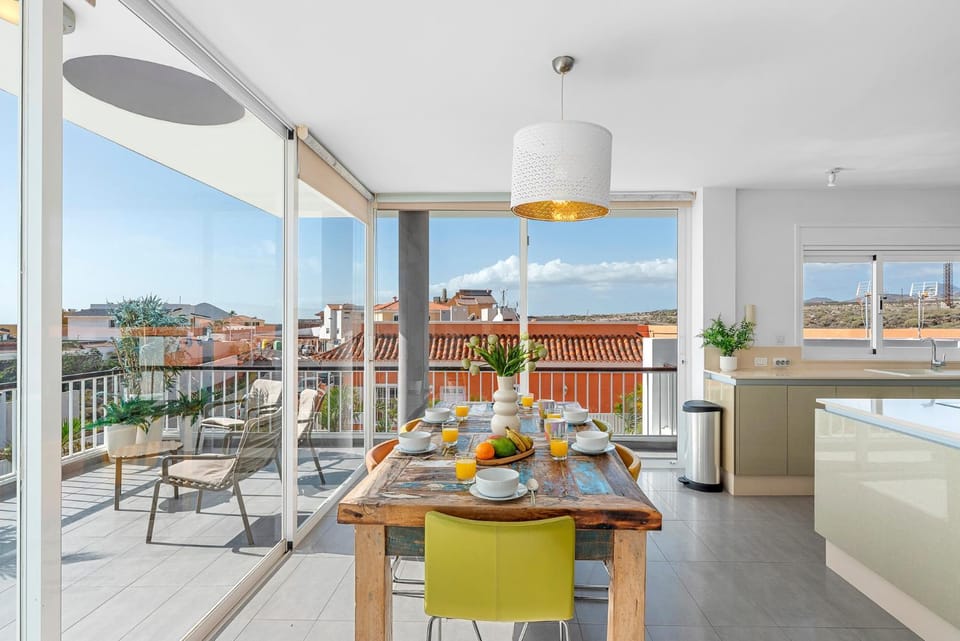 View (from property/room), Balcony/Terrace, Dining area