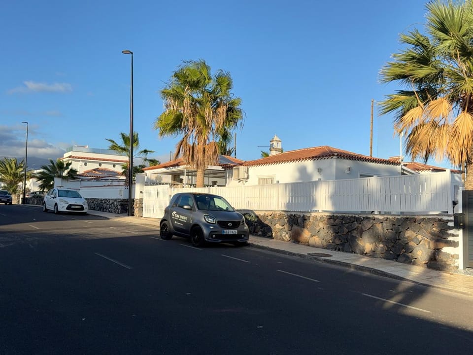 Property building, Day, Neighbourhood, Street view, Location, Parking