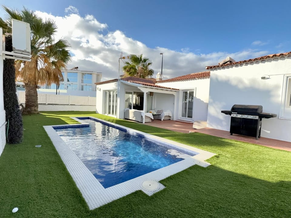 Property building, Patio, Day, Garden, Garden view, Pool view, Swimming pool, Swimming pool, sunbed