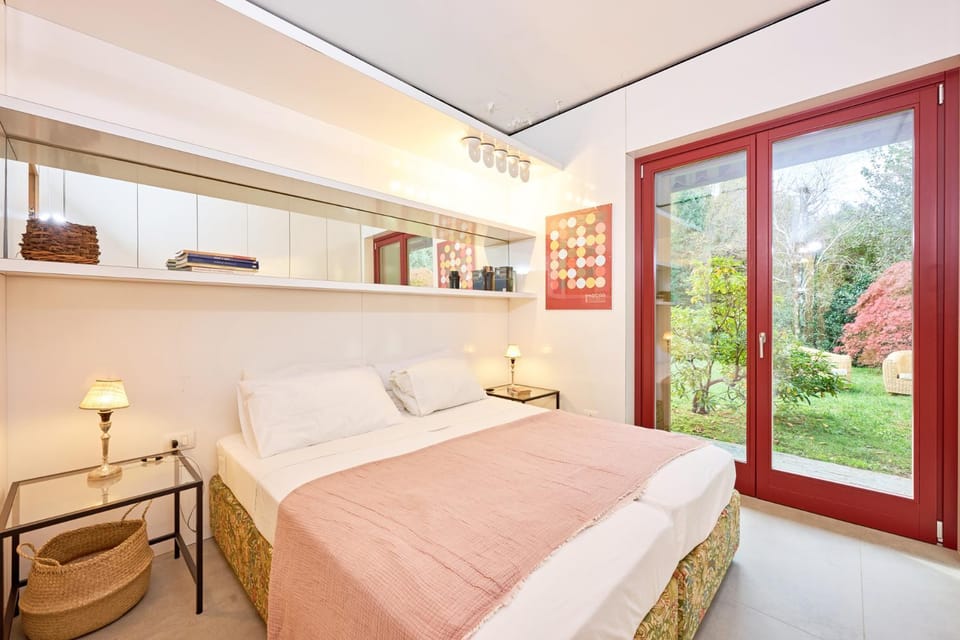 Bed, Photo of the whole room, Garden view