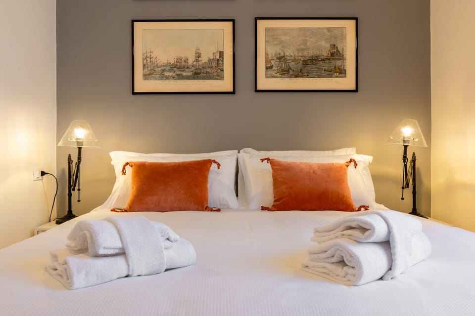 Bed, Bedroom, towels