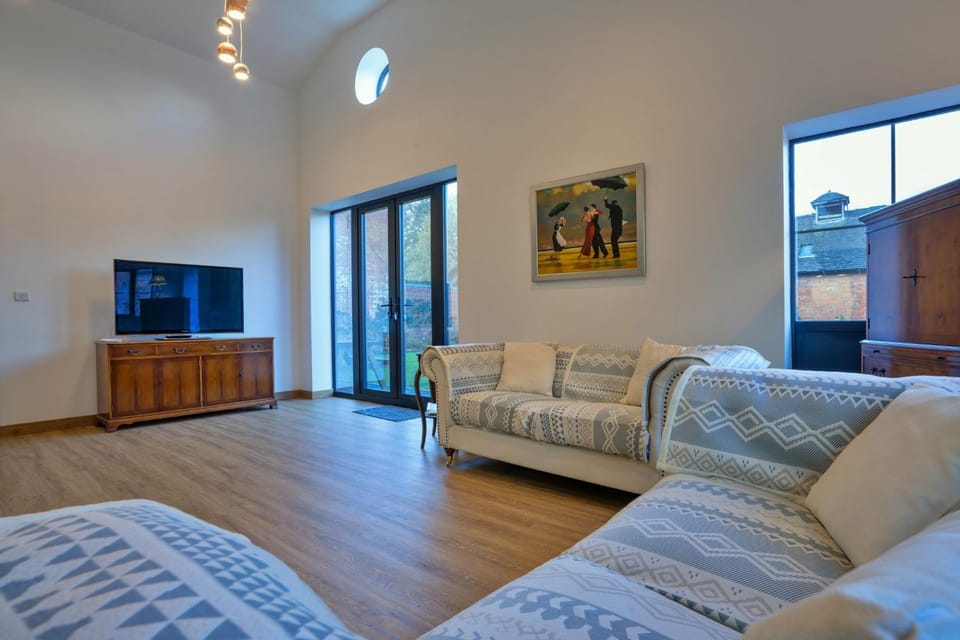 Communal lounge/ TV room, TV and multimedia, Living room, Seating area, Evening entertainment