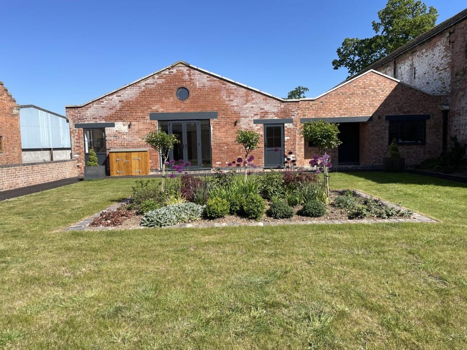 Property building, Patio, Spring, Day, Garden, Garden view