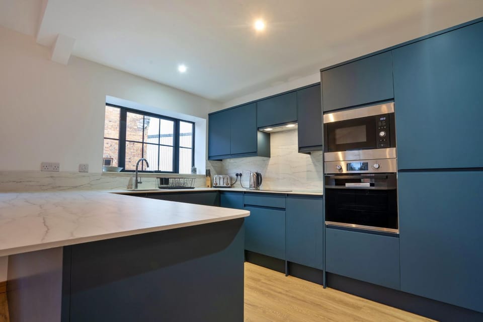 Coffee/tea facilities, Kitchen or kitchenette, dishwasher, stove