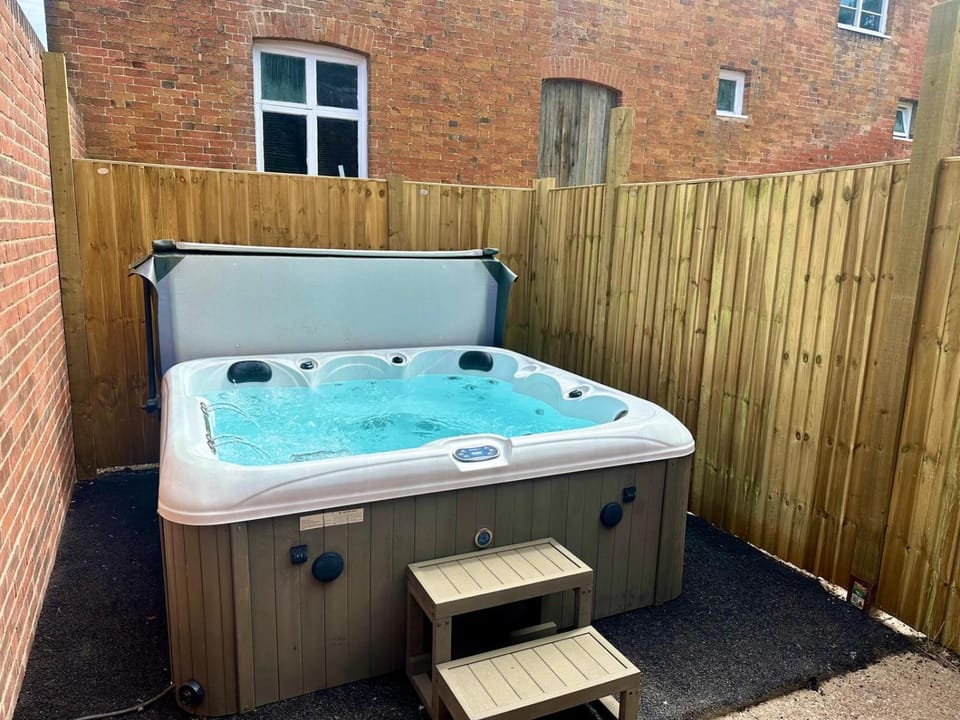 Hot Tub, Swimming pool