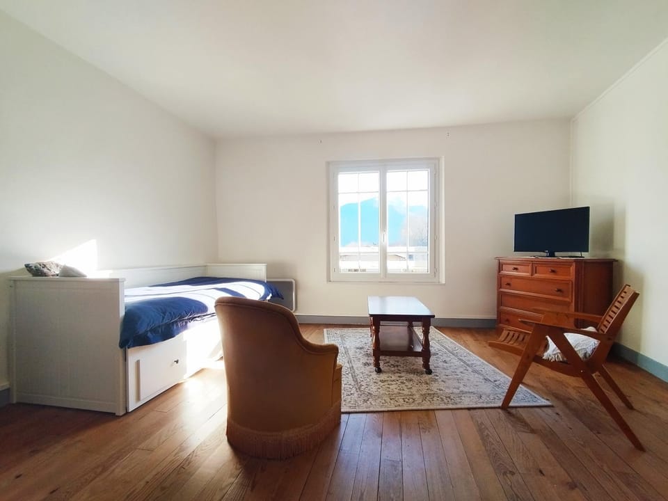 Bed, TV and multimedia, Living room, Seating area