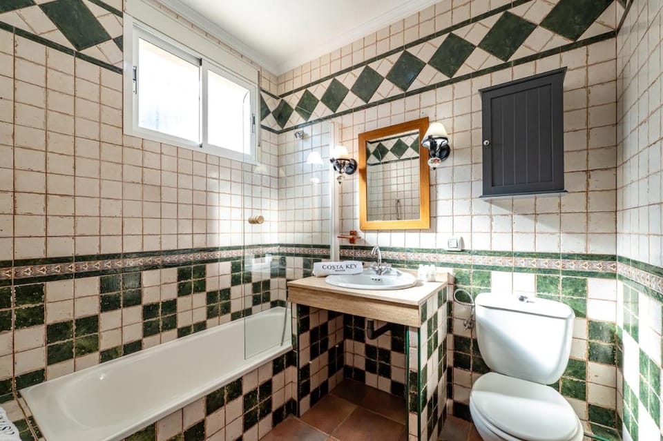 Shower, Toilet, Bathroom, Bath, towels