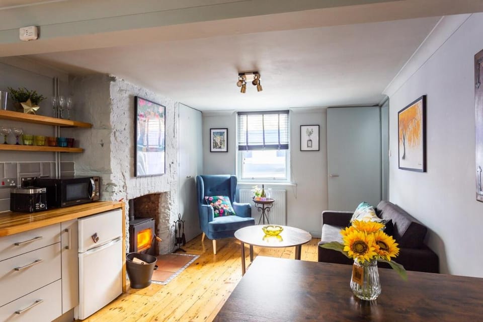 Stylish Cottage with Log Burner at Heart of Brighton Apartment in Brighton