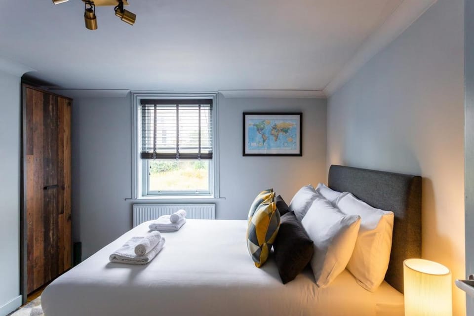 Stylish Cottage with Log Burner at Heart of Brighton Apartment in Brighton