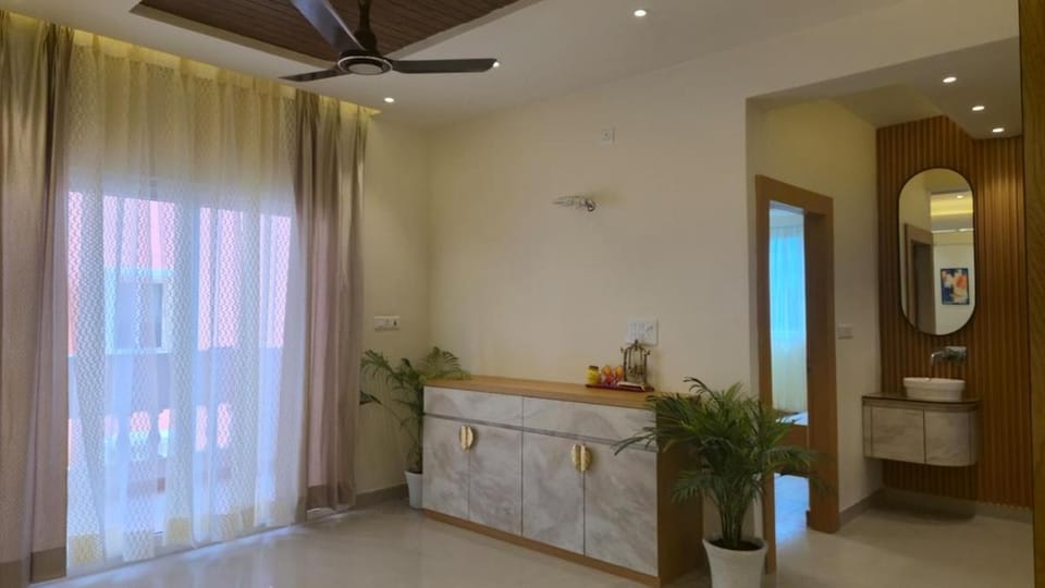 Spacious Lakeview Apartment with Balcony Apartment in Lucknow