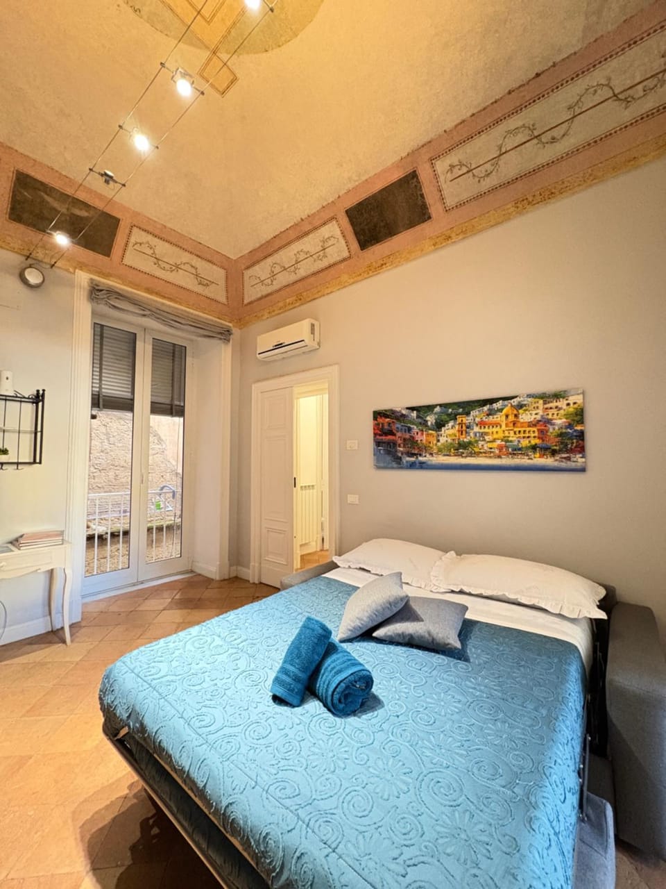 Bed, Photo of the whole room, towels, air conditioner
