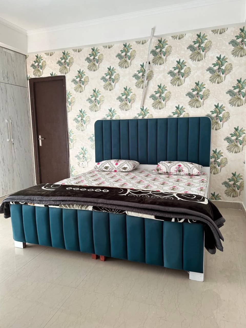 Grand palace Apartment in Noida