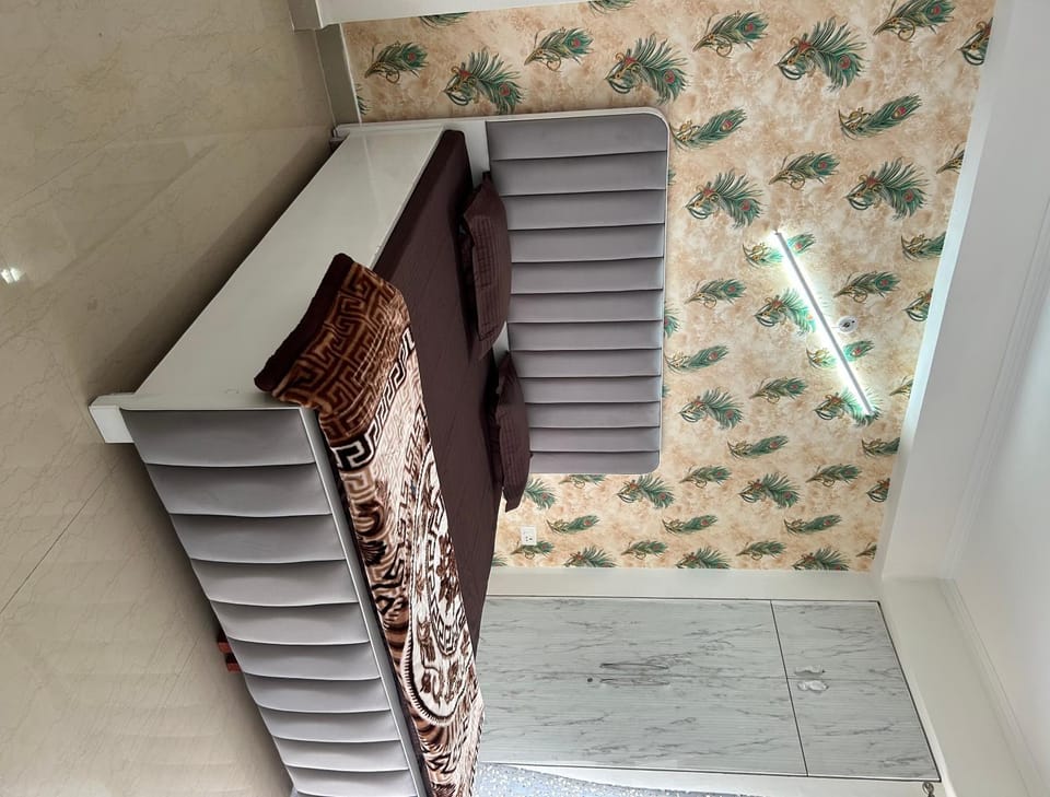Grand palace Apartment in Noida